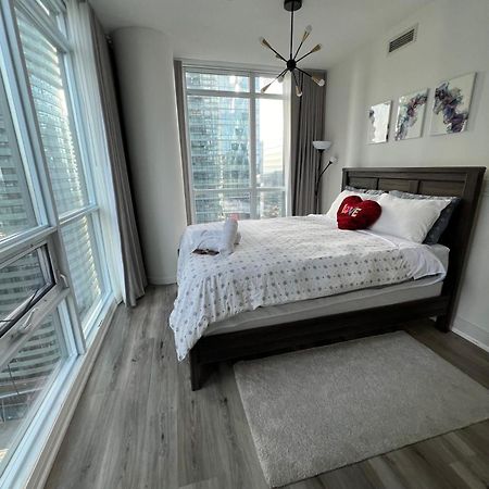 טורונטו Prestigious 2-Bdrm Condo - Across From Scotiabank Arena מראה חיצוני תמונה