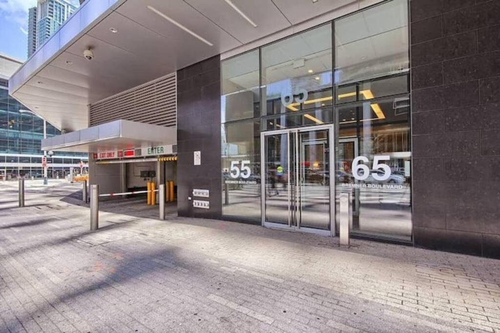טורונטו Prestigious 2-Bdrm Condo - Across From Scotiabank Arena מראה חיצוני תמונה