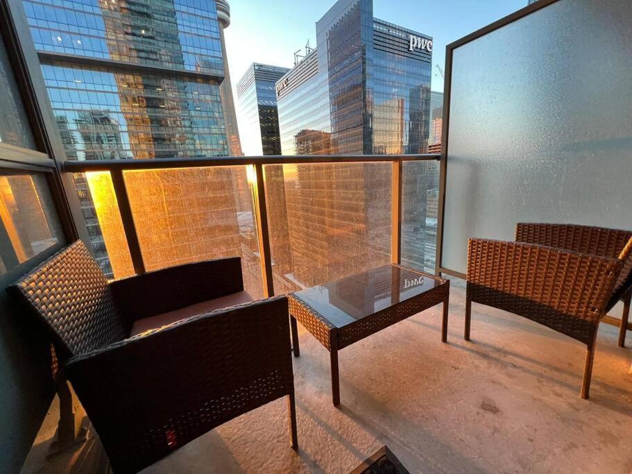 טורונטו Prestigious 2-Bdrm Condo - Across From Scotiabank Arena מראה חיצוני תמונה