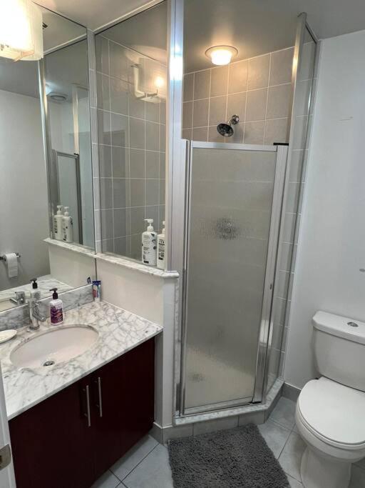 טורונטו Prestigious 2-Bdrm Condo - Across From Scotiabank Arena מראה חיצוני תמונה